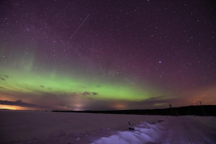 Revontulet Revontulia ja tähdenlentoja maaliskuisena pakkasyönä.