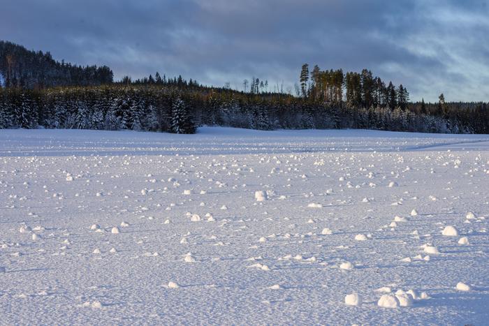 Lumiruliia järven jään yllä.