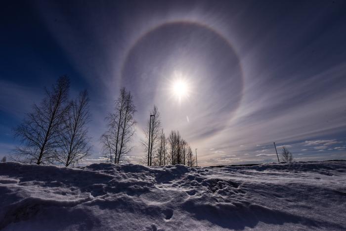 Ohuissa yläpilvissä voi näkyä näyttäviä haloja.
