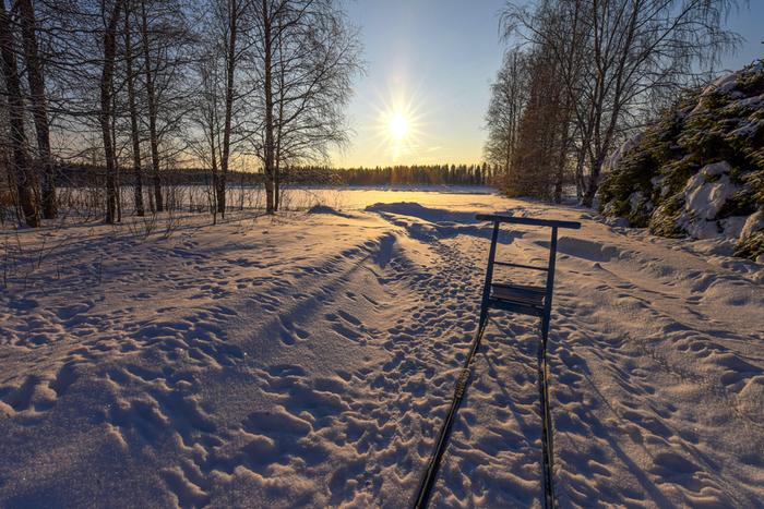 Helmikuun aurinkoa ja hankia.