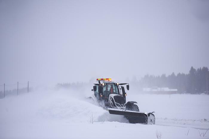Muista antaa tilaa kunnossapidon kalustolle. Näkyvyyden vievä lumipölly voi yllättää vastaanajajan siinä, missä ohittajankin. 