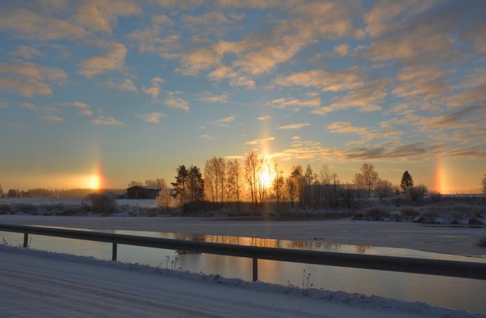 Kirkkaat sivuauringot Pohjanmaalla kylmänä aamuna.