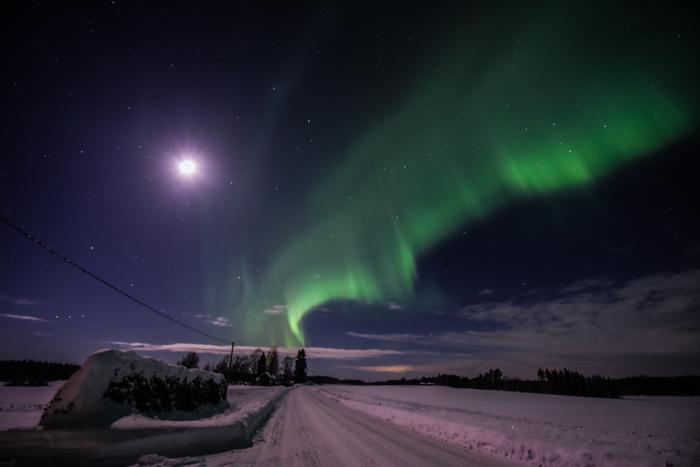 Revontulia kuutamossa Vaikka moni mieltää kevään alkavaksi kalenterin mukaan helmikuun vaihtuessa maaliskuuhun, maaliskuu tarjoaa usein tuntuvia pakkasöitä ja joskus talvista säätä pidemmällekin maaliskuulle.