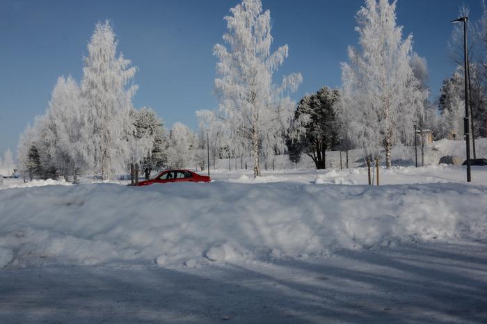 Lunta on vielä monin paikoin maan etelä- ja keskiosassa yli puoli metriä.