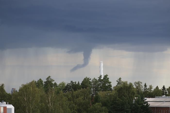 Suppilopilvi Pääkaupunkiseudulla nähtiin suppilopilvi elokuussa 2025.