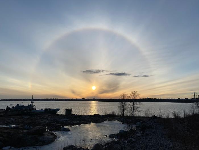 Haloilmiö taivaalla.