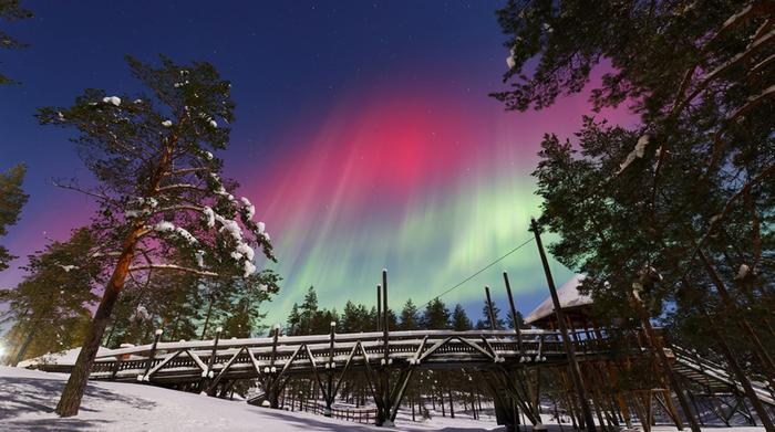Hehkuvien värien yötaivas Utajärvellä.