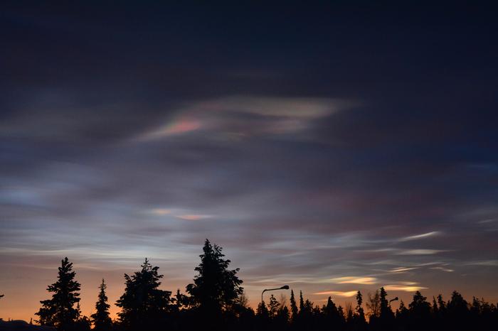 Helmiäispilviä Muoniossa tammikuussa 2020. Helmiäispilviä näkyi taivaalla heti auringonlaskun jälkeen.