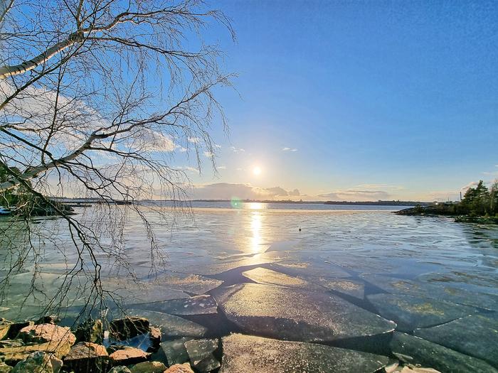 Auringonpaiste ja sakeat lumikuurot ovat vuorotelleet viime päivinä kylmässä ilmamassassa. Helsingin rannikon edustalla oli kylmien öiden aikana muodostunut uutta jääpeitettä.