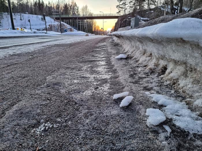 Tumma pohja vauhdittaa lumen sulamista, kun auringonsäteily imeytyy ja lämmittää paremmin pintaa. Tumman pinnan albedo on pieni.