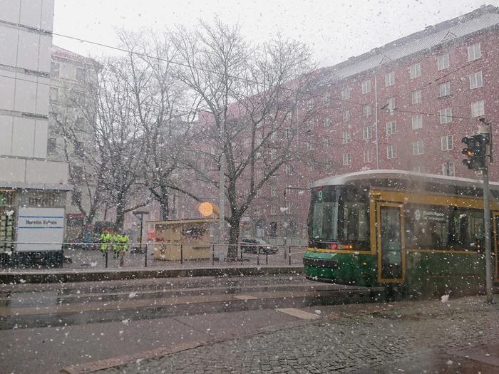 Lumikuuro toi lumisateita Helsinkiin 14. huhtikuuta 2020.