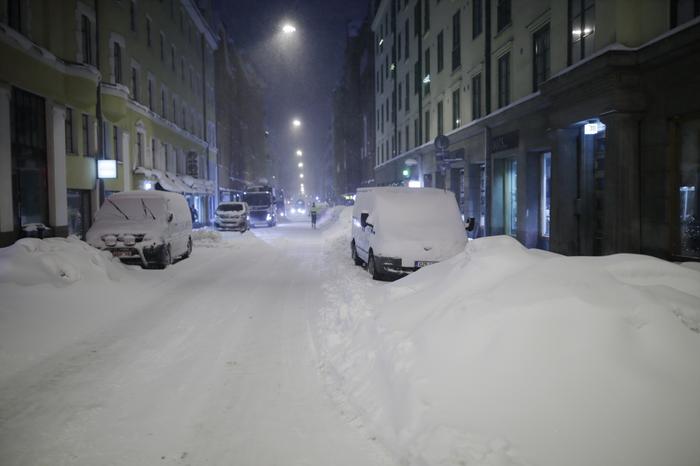 Pääkaupunkiseudulla pyrytti poikkeuksellisen paljon lunta Toini-myräkän yhteydessä.