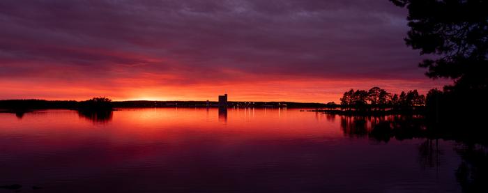 Maanantai-ilta tarjoili upeita auringonlaskuja kautta maan.