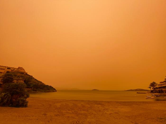 Voimakkaan tuulen mukana Saharasta saapuneet hiekkahiukkaset värjäsivät Espanjan taivaan oranssiksi. Ilmanlaatu on ollut alkavalla viikolla jopa erittäin huono.