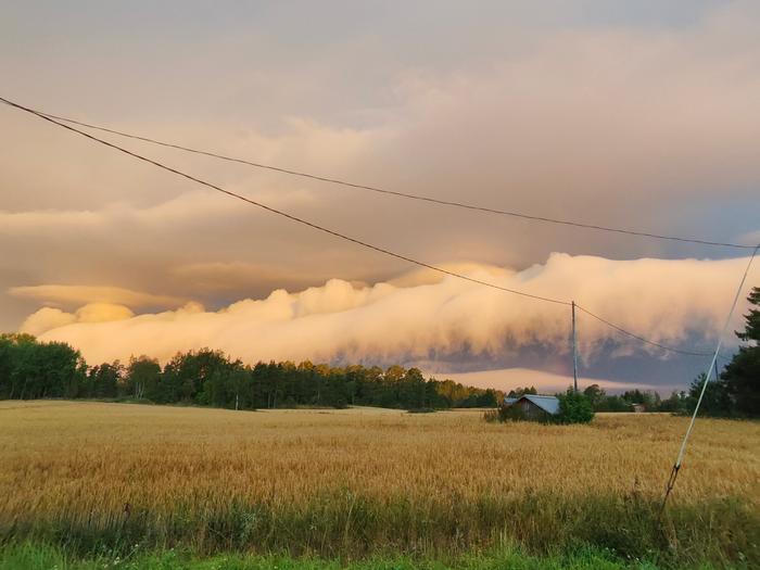 Näyttävät vyörypilvet liittyvät ukkoseen. Ne syntyvät ukkosrintaman etupuolella olevan puuskarintaman yläpuolelle.