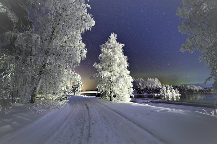 Maisemaa kylmänä talviyönä.