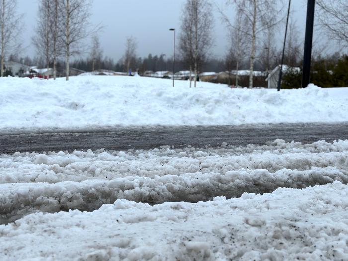 Sohjo huononsi ajokeliä Tuusulassa joulukuussa 2022.