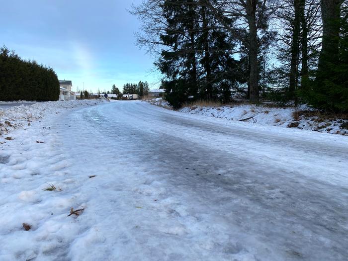 Föhn-tuuli toi Suomeen lauhaa ilmaa tammikuussa 2022. Lauhtuminen liukastutti teitä.