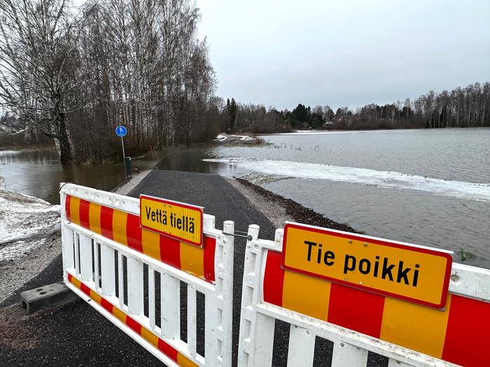 Vesi tulvi pellolle ja pyörä- ja jalankulkuväylälle Tuusulassa tammikuussa 2023.