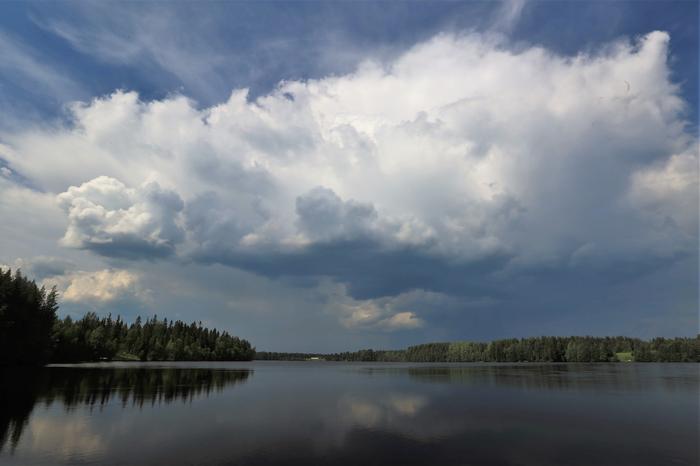 Osaan kuuropilvistä kehittyy myös ukkosta. 