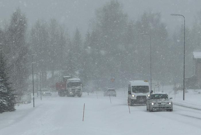 Lumipyry huononsi ajokeliä Tuusulassa maaliskuun lopussa 2023.