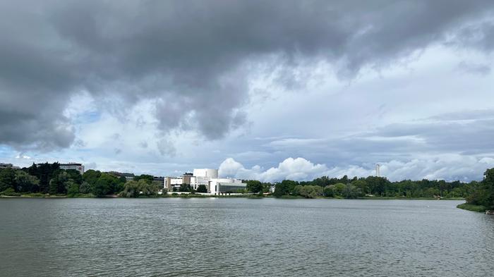 Pilvistä, sateista ja tuulista säätä Helsingissä.