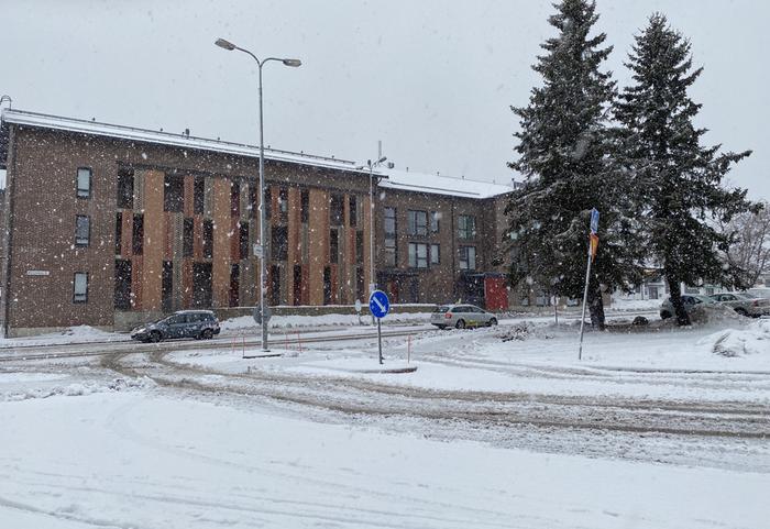 Lumisade huononsi ajokeliä Järvenpäässä huhtikuun alussa 2022.