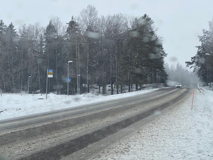 Lumi- ja räntäsateet huononsivat ajokeliä keskisellä Uudellamaalla huhtikuun alussa 2022.