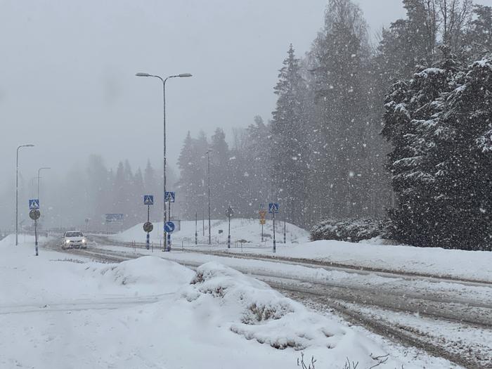 Lumisade huononsi ajokeliä Tuusulassa huhtikuun alussa 2022.