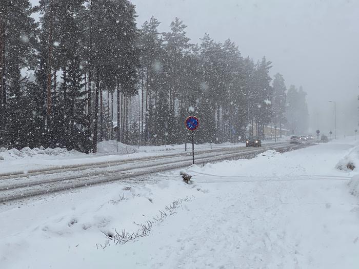 Lumisateita Tuusulassa huhtikuun alussa 2022.