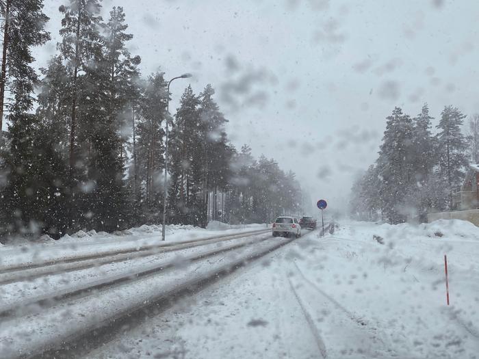 Lumisadetta ja huonoa ajokeliä Tuusulassa huhtikuun alussa 2022.