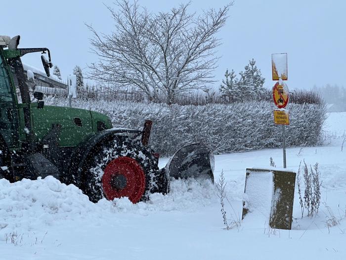 Lumiaurat olivat töissä lumipyryssä joulun alla 2023.