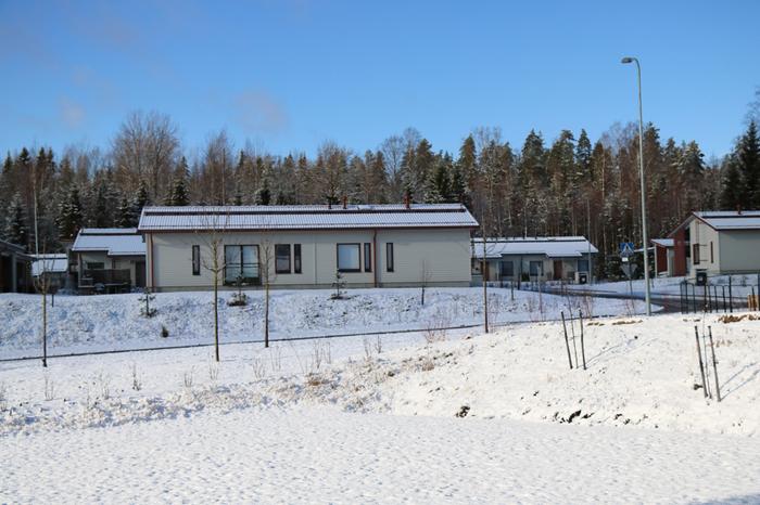 Maa oli valkeana Espoossa aamulla 3. huhtikuuta 2020.