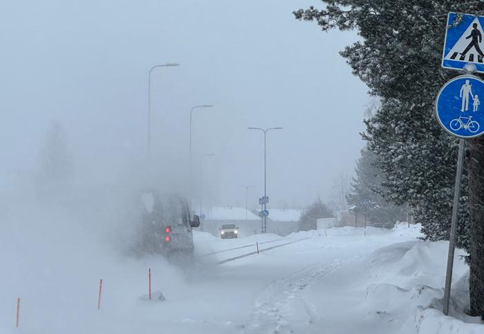 Lumipyry huononsi ajokeliä ja näkyvyyttä Tuusulassa tammikuussa 2024.