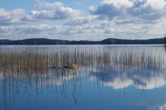 Korkeapaineella tuuli on heikkoa ja vedenpinta tyyntä.