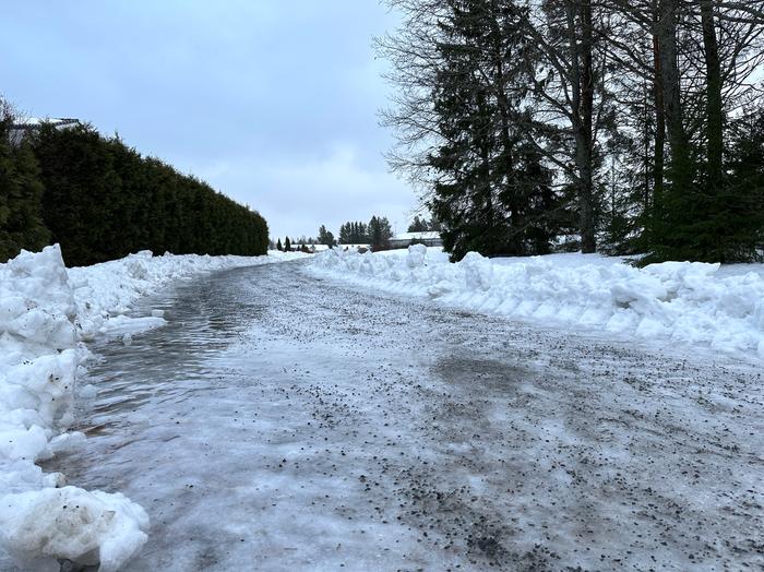 Lauha sää ja vesisateet tuovat liukkautta.