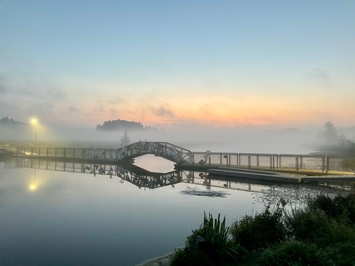 Sumua Elokuinen aamu Aurajoella.