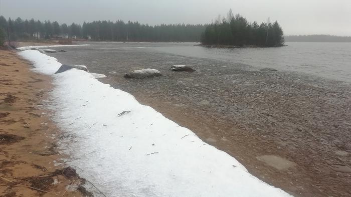 Tuuli ja aallot puskivat Oulujärven rantaan jääsohjovallin Sahanrannan uimarannalla Vaalassa.