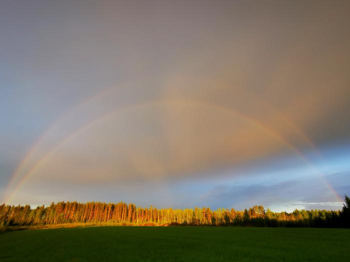 Sadetta, aurinkoa ja tuplasateenkaari.