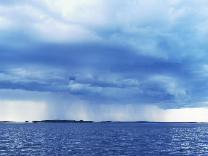 Sadekuuro Kuuropilvestä tuli vettä Rääkkylässä kesäkuussa 2022.