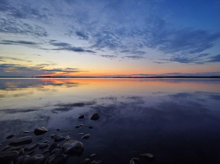 Auringonlasku järven taakse.