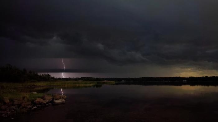Ukkosta ilmassa Elokuun 19. päivä on ollut kuluneen kesän vilkkain salamapäivä. Maasalamahavaintoja tehtiin Suomessa yli 20 000 kappaletta. Voimakkaat ukonilmat ovat syntyneet kahden erilaisen ilmamassan rajavyöhykkeelle.