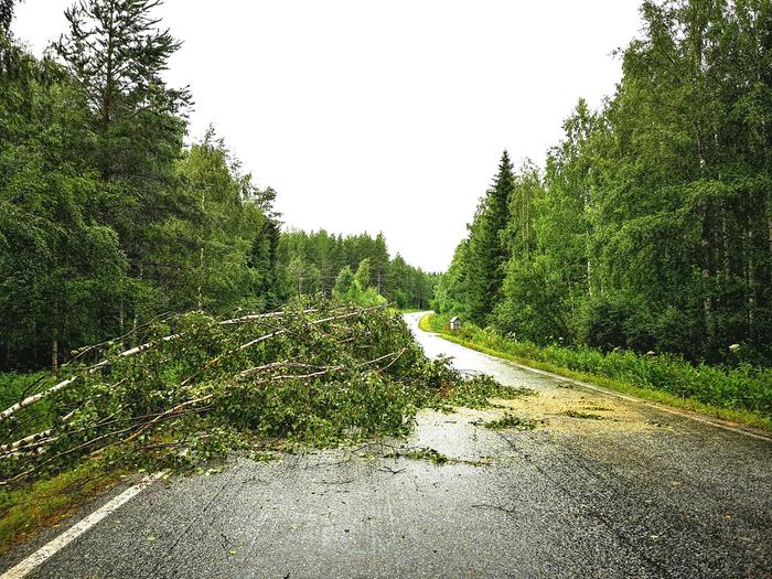 Voimakkaat tuulenpuuskat ovat aiheuttaneet vahinkoa maan keskivaiheilla lauantaiaamuna. Tuuli on puuskaista myöhemminkin lauantaina.