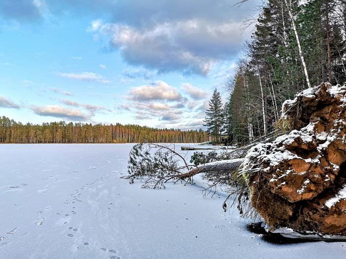 Lunta ja jäätä Juuassa. Lokakuu päättyy kylmänä suuressa osassa maata, mutta marraskuun alussa sää voi muuttua lauhempaan suuntaan.