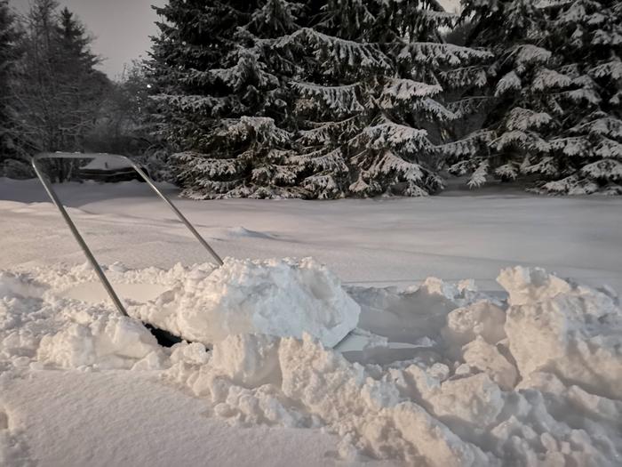 Juuassa Pohjois-Karjalassa tehtiin lumitöitä pyryn jälkeen marraskuun alussa 2023.