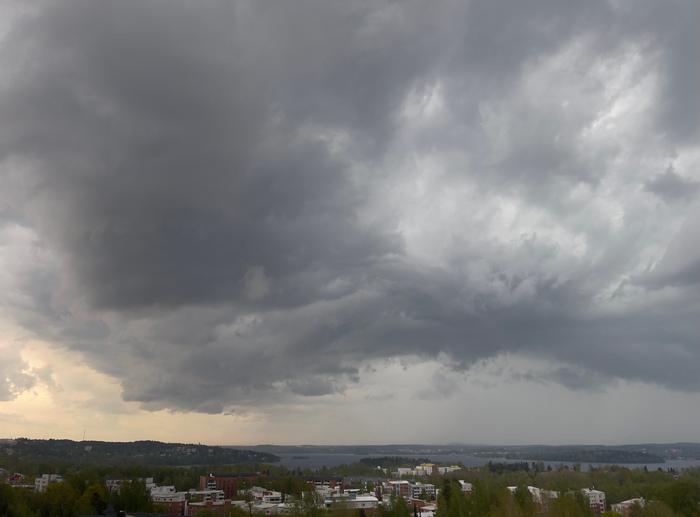 Vellovia pilviä Tampereen yllä.
