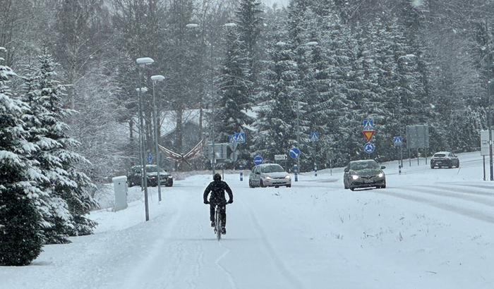 Lumisade huononsi ajokeliä Tuusulassa huhtikuussa 2024.