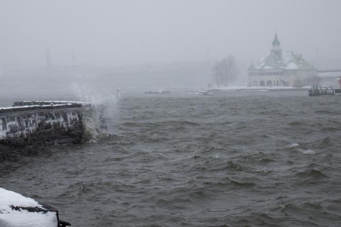Roiskeet myrskyssä Helsingin edustalla Roiskeet myrskyssä Helsingin edustalla
