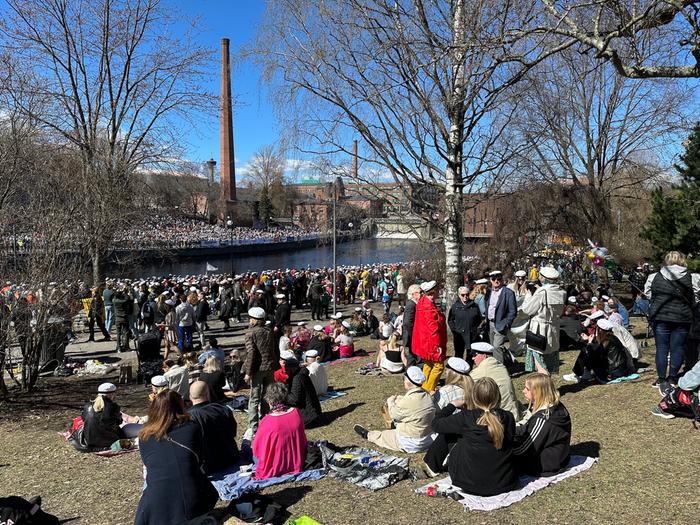 Aurinko helli juhlijoita Tampereella vappupäivänä 2024.