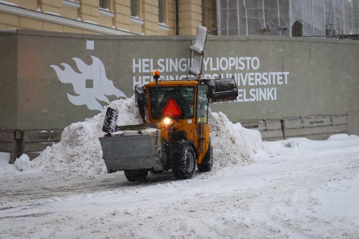 Lumiaura puhdistaa katuja Helsingissä